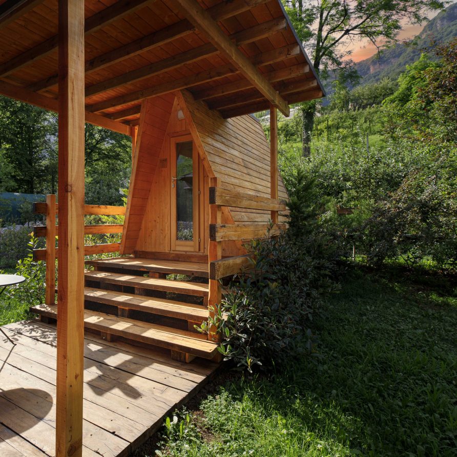 Stanza “Lama” – n.4 posti interni e n.2 posti in casetta in legno esterna con giardino privato